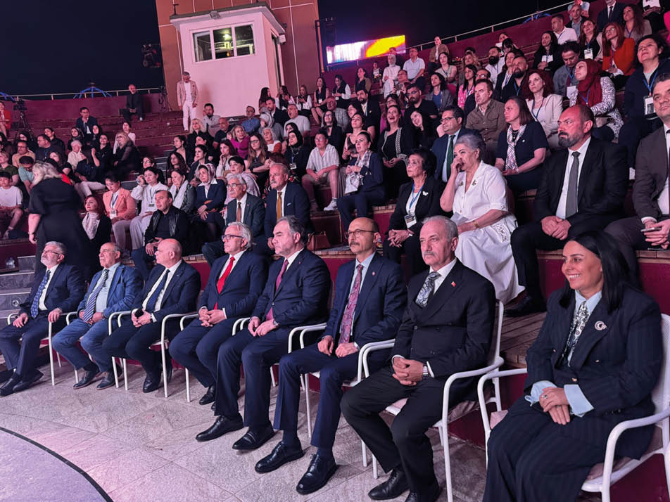 A group of people sitting in chairs. Description generated by AI