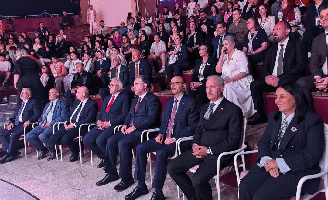A group of people sitting in chairs. Description generated by AI